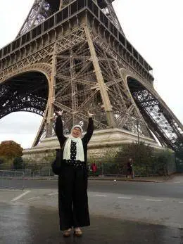 Di bawah menara Eiffel-Paris